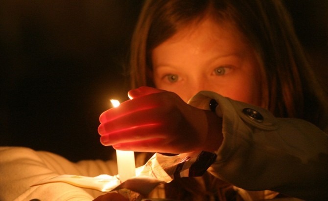 bambina in preghiera